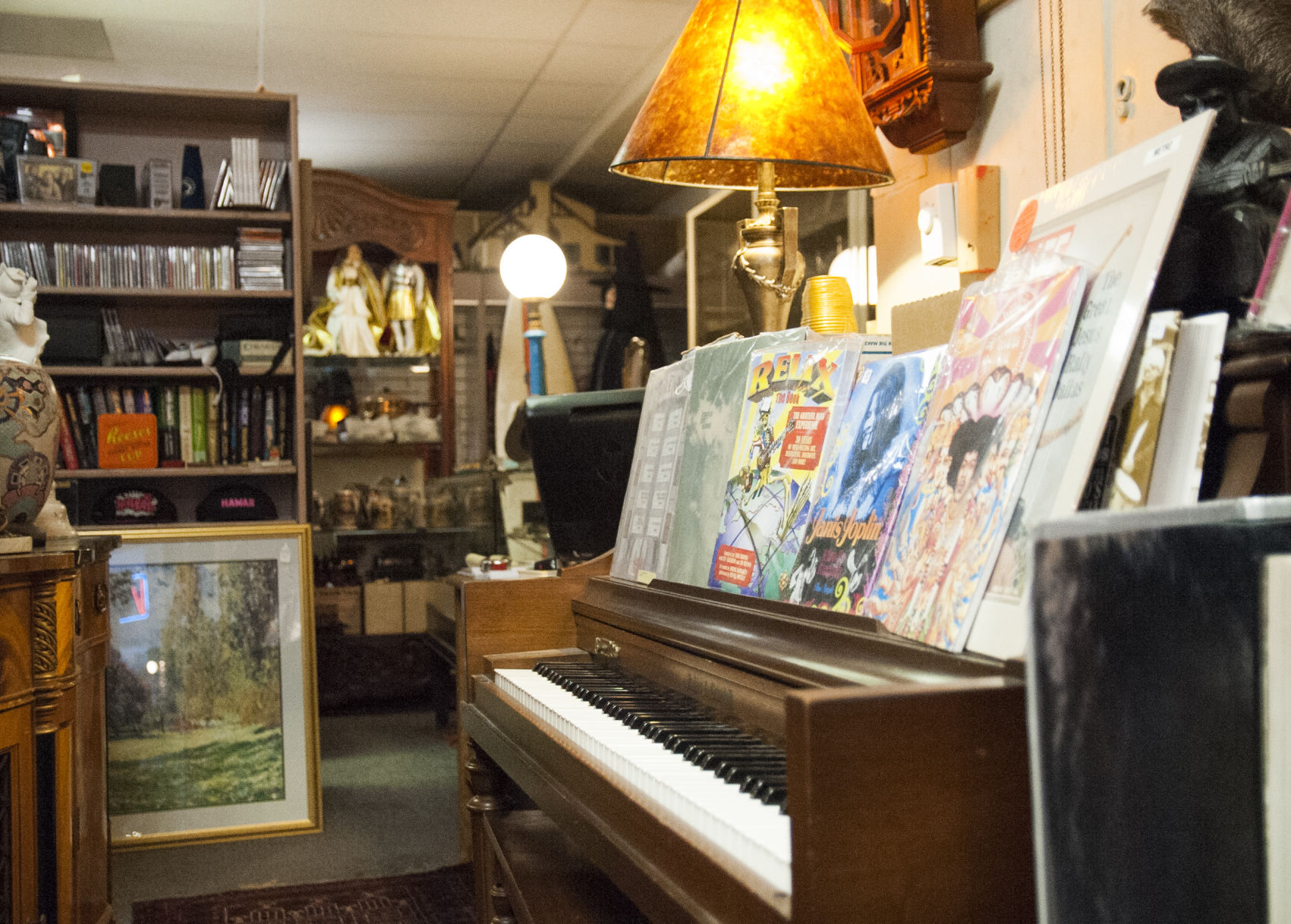 Lion Antiques, Piano